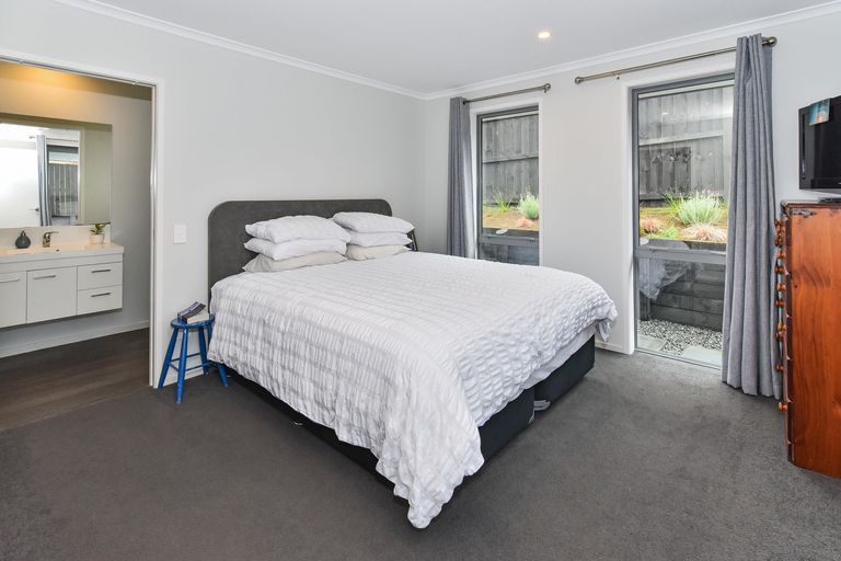 Photo of property in 16 Mcneish Place, Pokeno, 2402