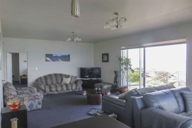 Photo of property in 86 Marine Parade, Bluff, 9814