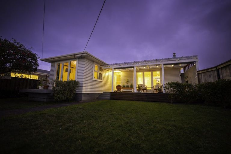 Photo of property in 15 Enderby Drive, Te Atatu Peninsula, Auckland, 0610