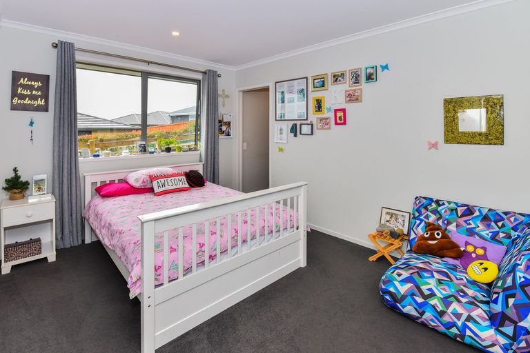 Photo of property in 16 Mcneish Place, Pokeno, 2402