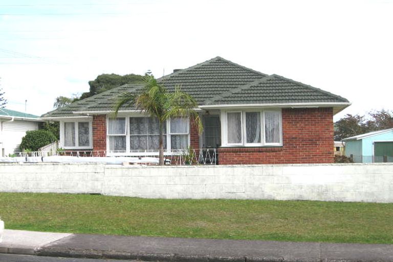 Photo of property in 10 Vera Road, Te Atatu South, Auckland, 0610