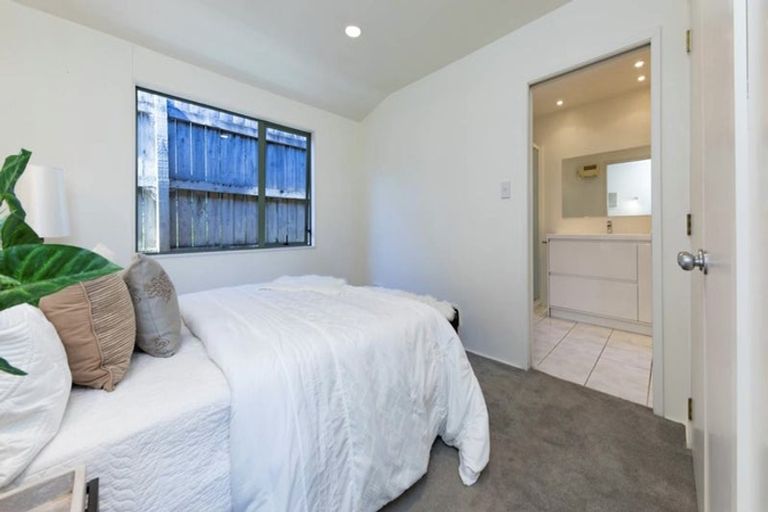 Photo of property in 90a Godley Road, Green Bay, Auckland, 0604