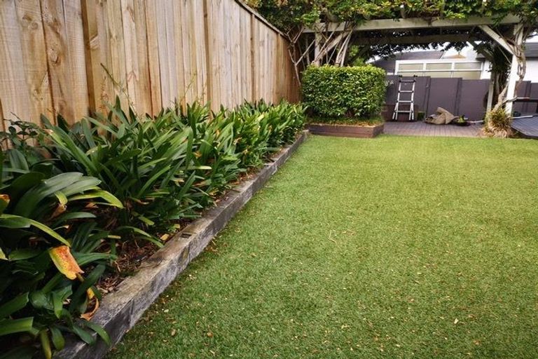 Photo of property in 7 Puawai Place, Northcote, Auckland, 0627