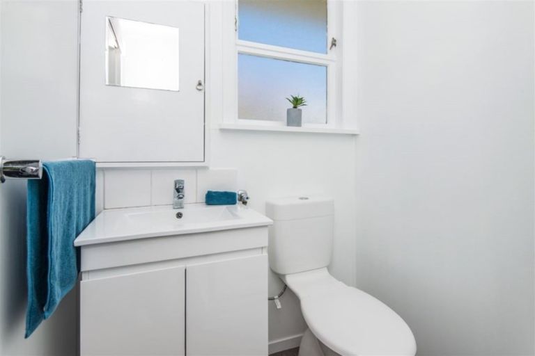 Photo of property in 38 Lyndfield Lane, Newlands, Wellington, 6037