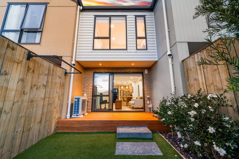 Photo of property in 5/1a Royal View Road, Te Atatu South, Auckland, 0610