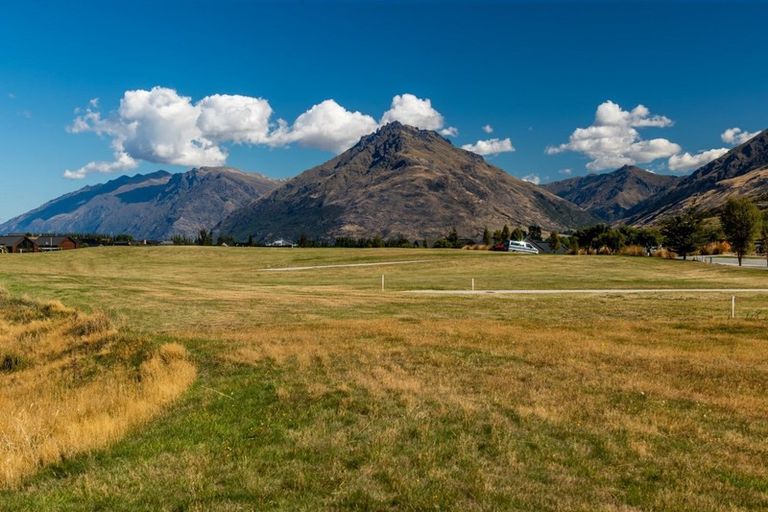 Photo of property in 28 Cunninghams Drive, Jacks Point, Queenstown, 9371