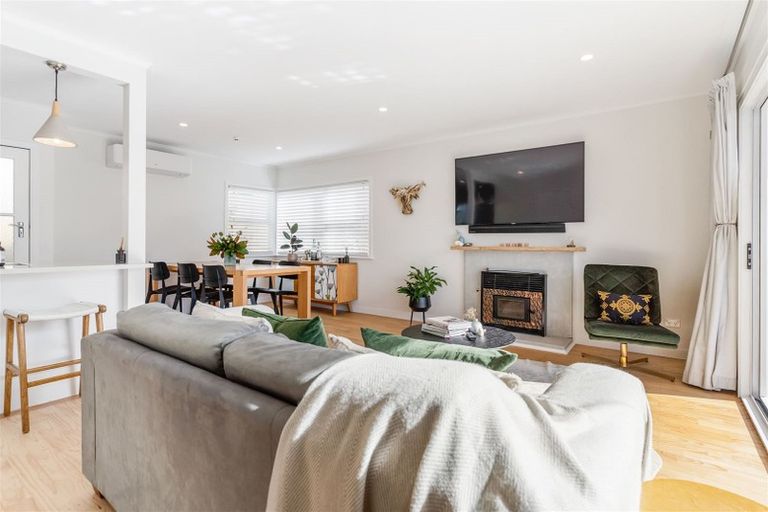 Photo of property in 15 Camelot Place, Glenfield, Auckland, 0629