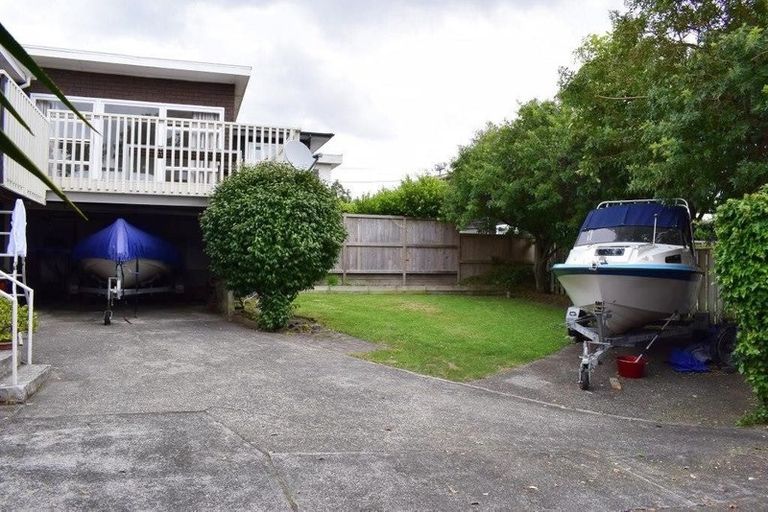 Photo of property in 2/6 Rothesay Bay Road, Rothesay Bay, Auckland, 0630