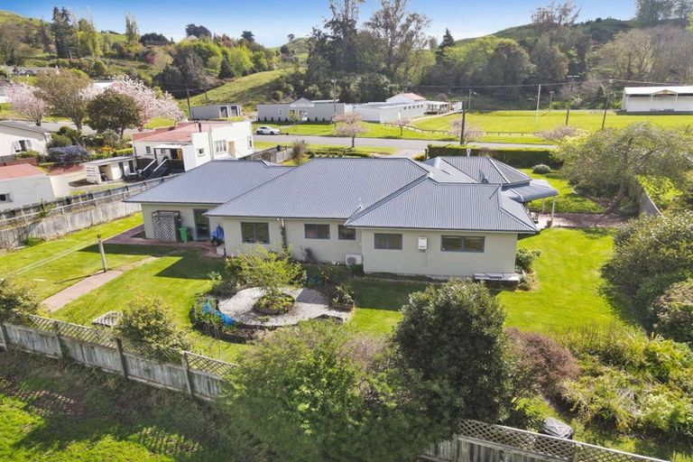 Photo of property in 20 Paraekaretu Street, Hunterville, 4730