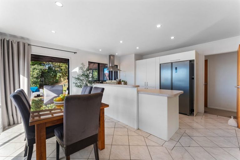 Photo of property in 10 Camilla Grove, Totara Vale, Auckland, 0629