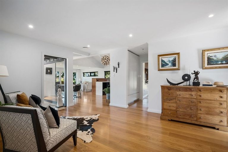 Photo of property in 5 Ngarahana Avenue, Paremoremo, Auckland, 0632