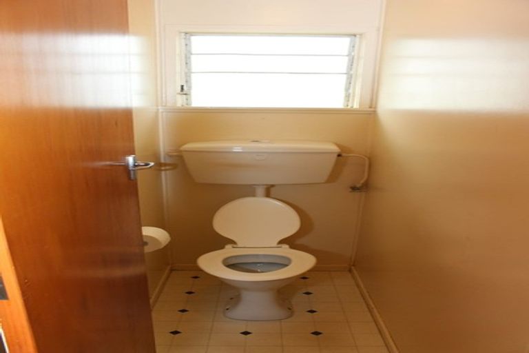 Photo of property in 2/34 Chartwell Avenue, Glenfield, Auckland, 0629