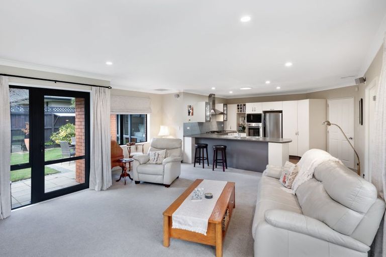 Photo of property in 8 Gwen Place, Redwood, Christchurch, 8051