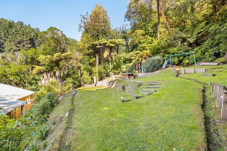 Photo of property in 116 Pinehaven Road, Pinehaven, Upper Hutt, 5019