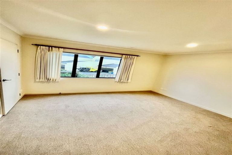 Photo of property in 38 Vinograd Drive, Te Atatu Peninsula, Auckland, 0610