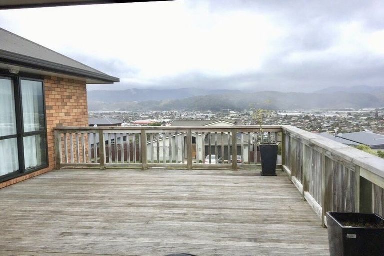 Photo of property in 17 James Nairn Grove, Riverstone Terraces, Upper Hutt, 5018