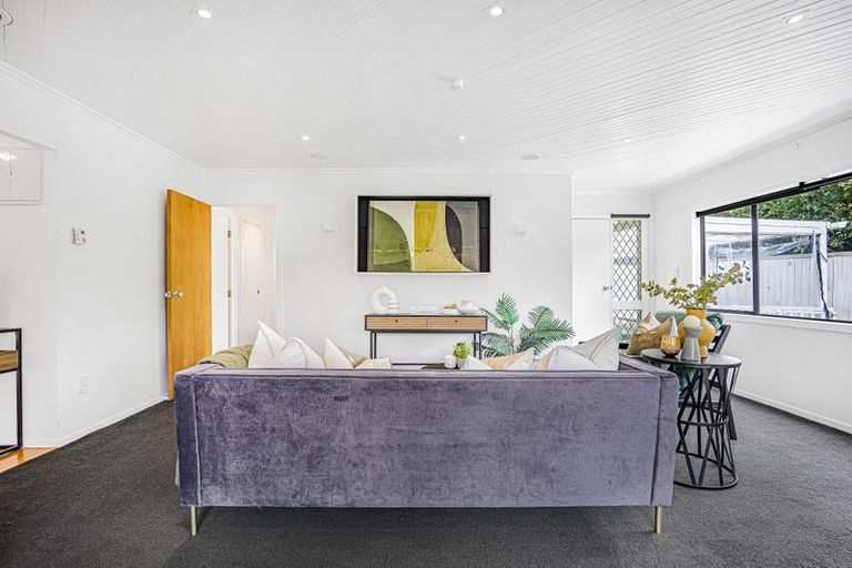 Photo of property in 28 Grassmere Road, Henderson Valley, Auckland, 0612