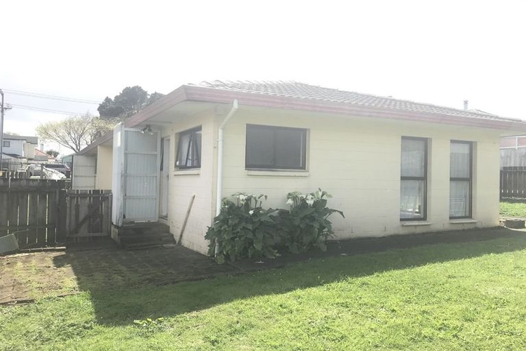 Photo of property in 2/12 Gifford Road, Papatoetoe, Auckland, 2025