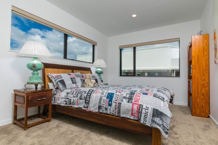 Photo of property in 1 Coastview Lane, Long Bay, Auckland, 0630