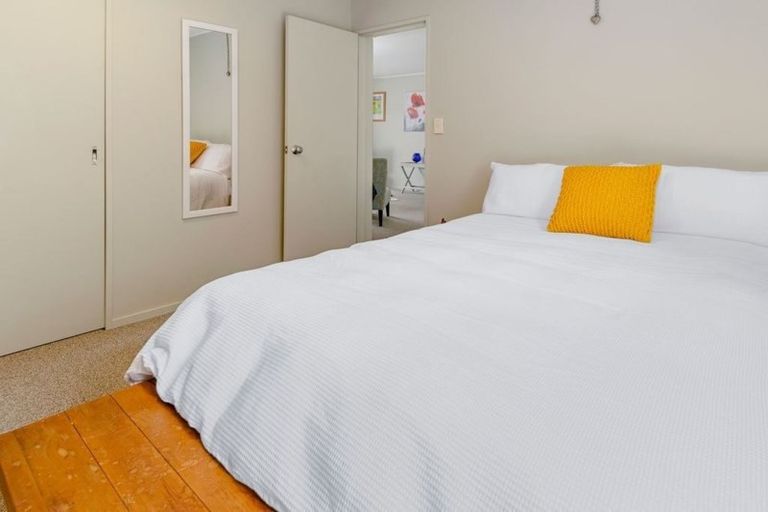 Photo of property in 2b/20 Ian Marwick Place, Birkenhead, Auckland, 0626