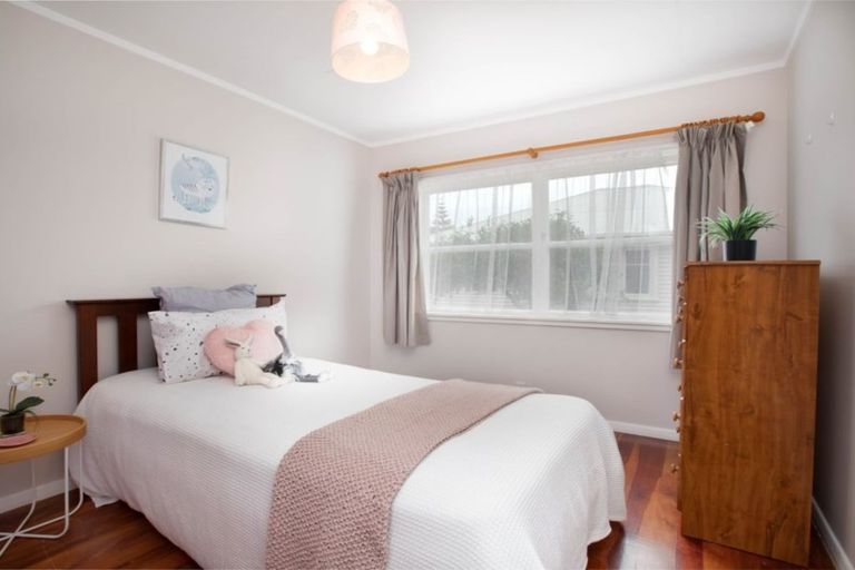 Photo of property in 5 Franklyn Road, Tawa, Wellington, 5028