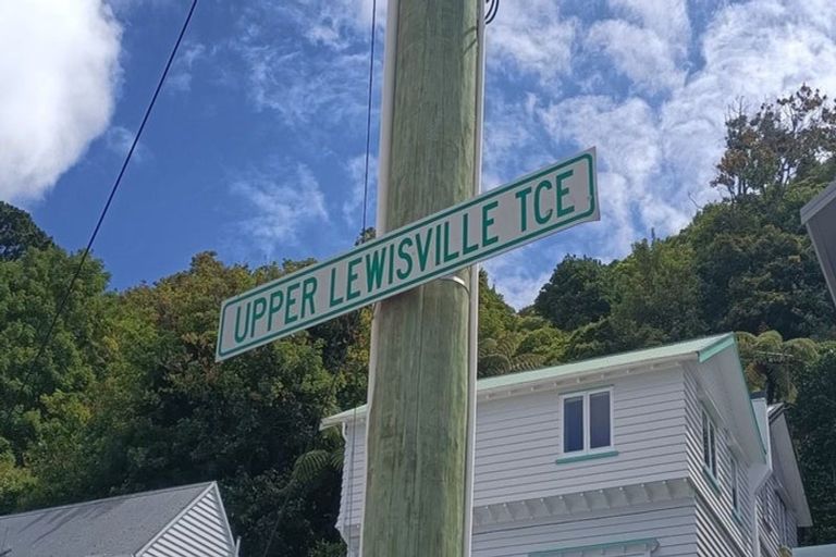 Photo of property in 9 Upper Lewisville Terrace, Thorndon, Wellington, 6011