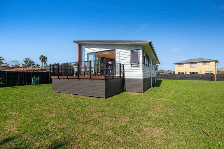 Photo of property in 30 Aitkenhead Court, Parakai, 0830