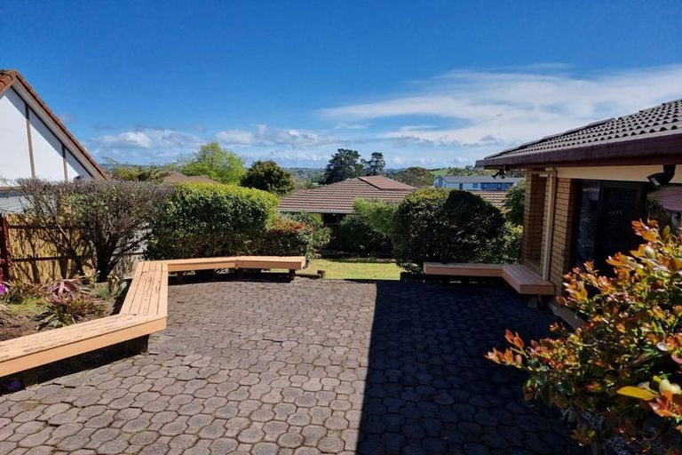 Photo of property in 47 Dalwhinnie Parade, Highland Park, Auckland, 2010