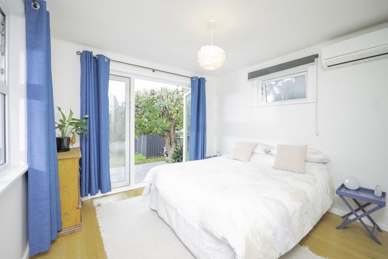 Photo of property in 15 Enderby Drive, Te Atatu Peninsula, Auckland, 0610