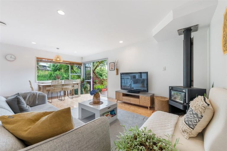 Photo of property in 1/9 De Val Drive, Titirangi, Auckland, 0604