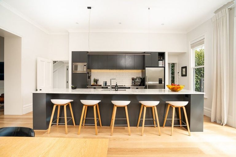 Photo of property in 18 Austin Street, Mount Victoria, Wellington, 6011