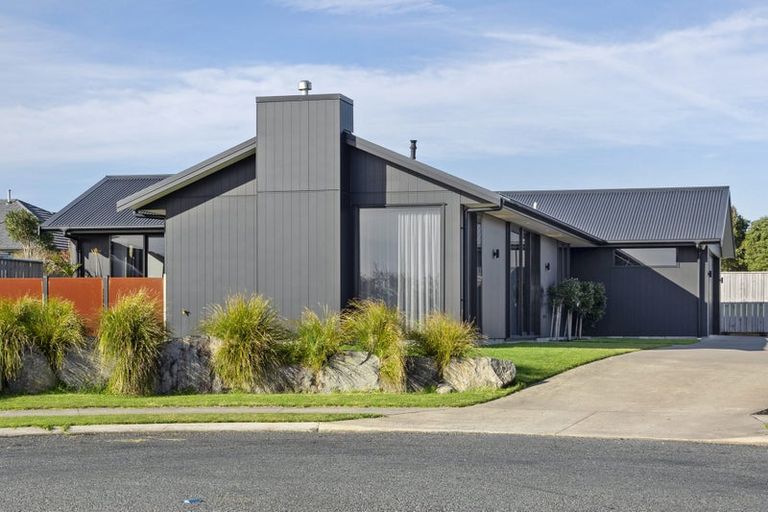 Photo of property in 15 Desmond Place, Bell Block, New Plymouth, 4312