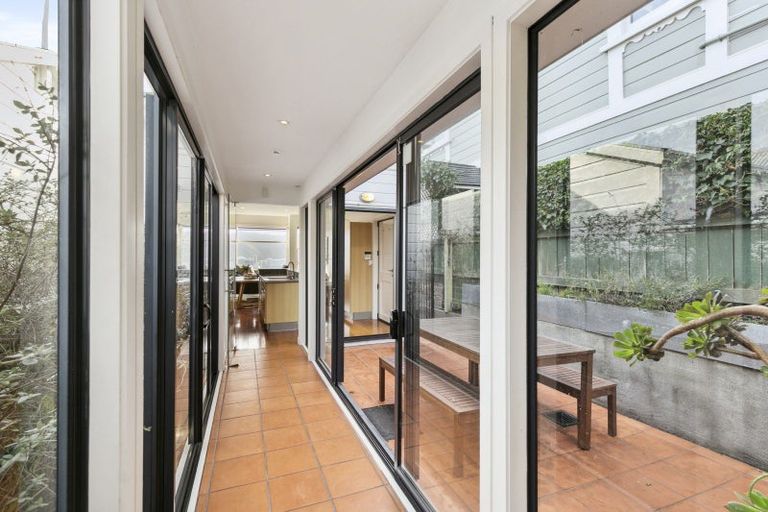 Photo of property in 19 Shannon Street, Mount Victoria, Wellington, 6011