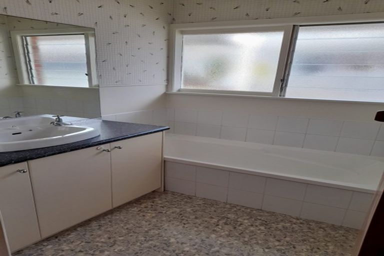 Photo of property in 2/73 Deep Creek Road, Waiake, Auckland, 0630