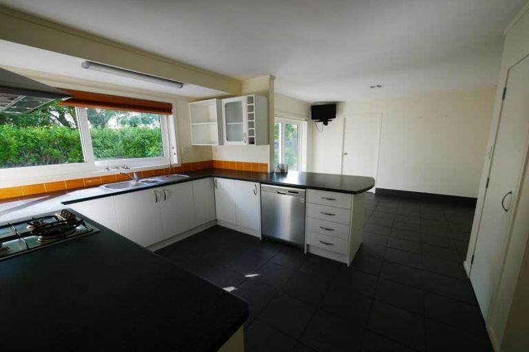 Photo of property in 14 Donzella Place, Conifer Grove, Takanini, 2112