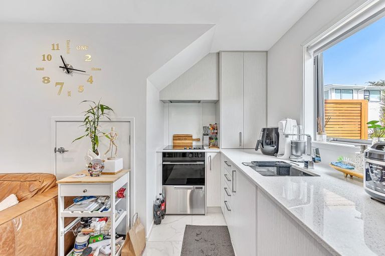 Photo of property in 2/24 Kelwyn Road, Kelston, Auckland, 0602