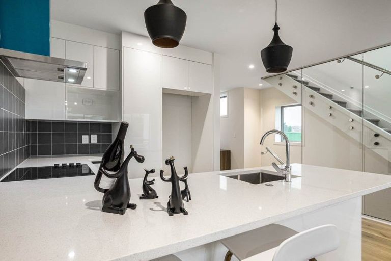 Photo of property in 7/10 Vinifera Place, Fairview Heights, Auckland, 0632