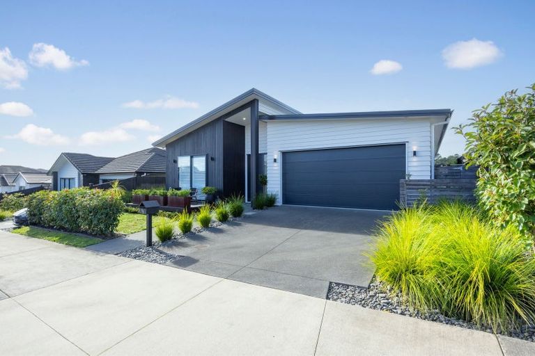 Photo of property in 18 Jane Maree Road, Kumeu, 0810