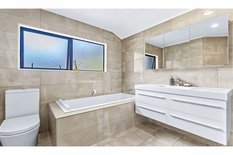 Photo of property in 2/46 Powrie Street, Glenfield, Auckland, 0629