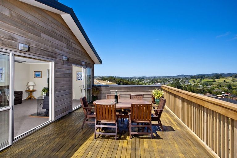 Photo of property in 112 San Marino Drive West, Henderson, Auckland, 0612