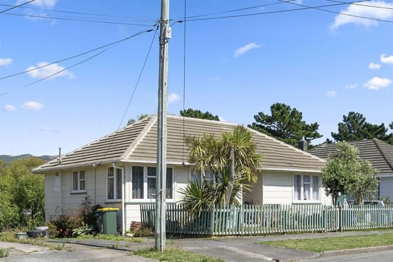 Photo of property in 18 Cornwall Crescent, Cannons Creek, Porirua, 5024
