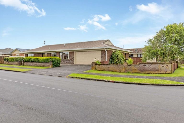 Photo of property in 28 Edgewater Parade, Waiuku, 2123