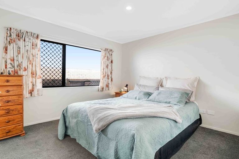 Photo of property in 2/19 Sailfish Drive, West Harbour, Auckland, 0618