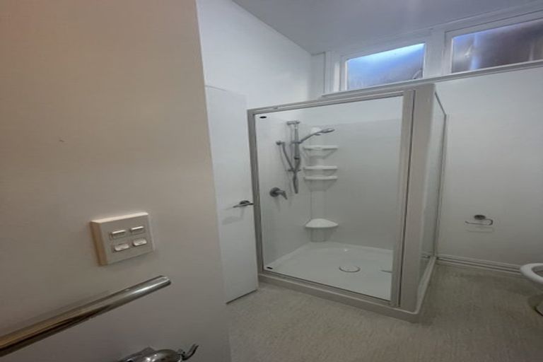 Photo of property in 152 Kelburn Parade, Kelburn, Wellington, 6012