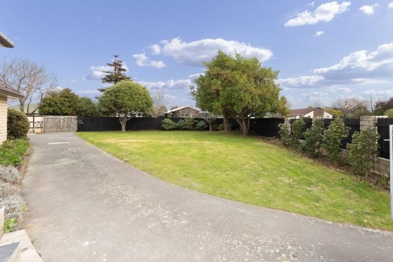 Photo of property in 32 Royal Park Drive, Parklands, Christchurch, 8083