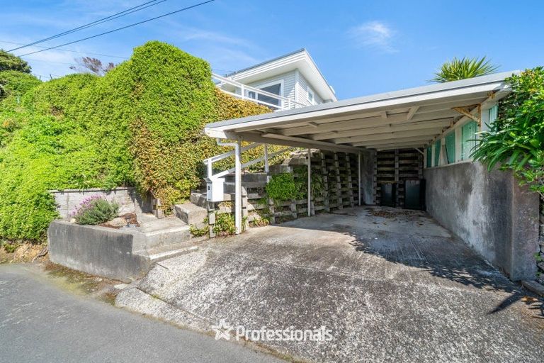 Photo of property in 17 Maungaraki Road, Korokoro, Lower Hutt, 5012