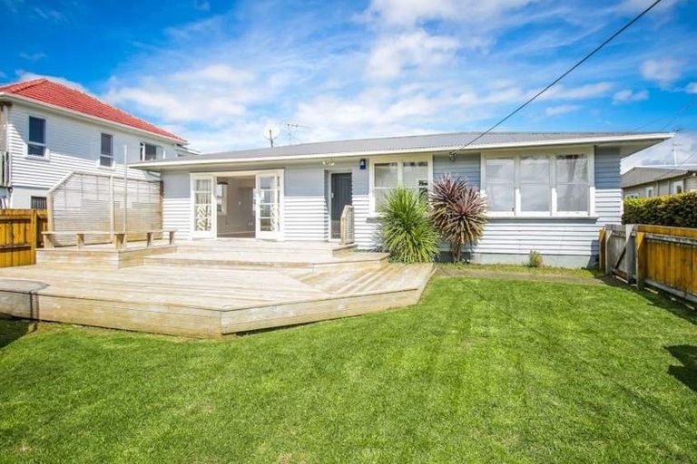 Photo of property in 13 Rewarewa Road, Te Atatu Peninsula, Auckland, 0610