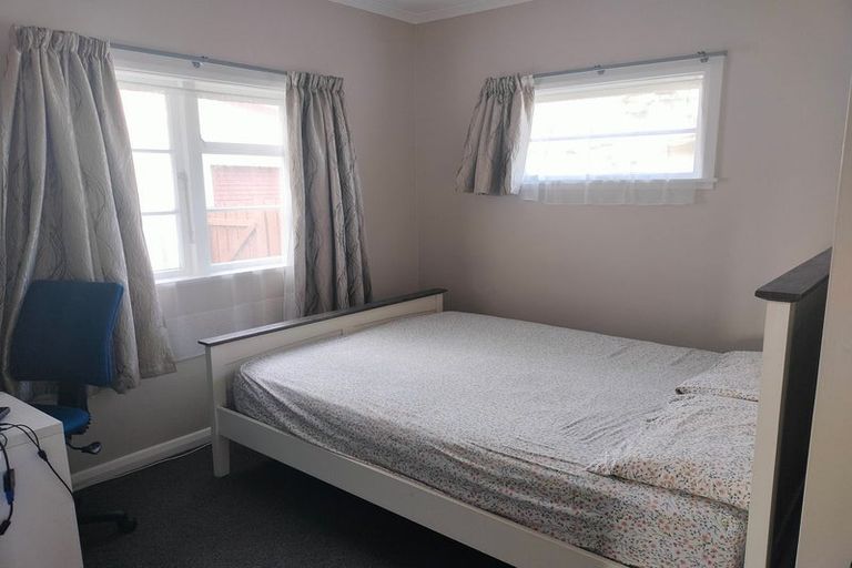 Photo of property in 11 Miles Crescent, Newlands, Wellington, 6037
