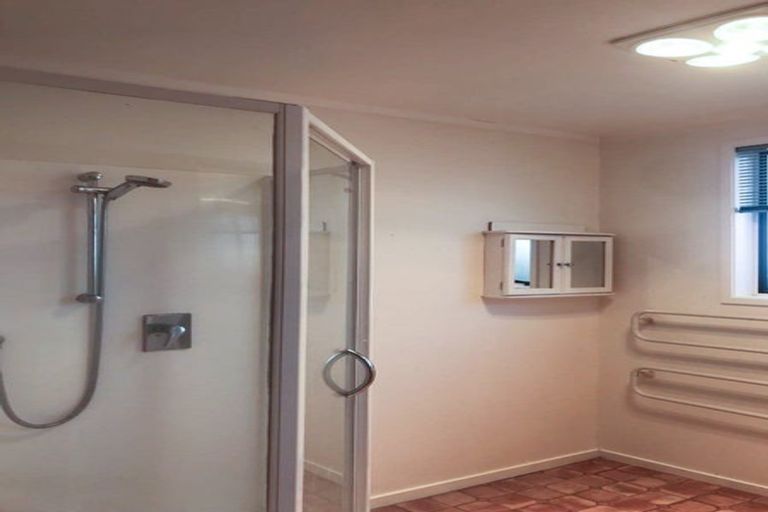 Photo of property in 13 Kiteroa Terrace, Rothesay Bay, Auckland, 0630