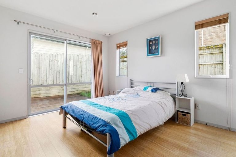 Photo of property in 1 Melmore Place, Pinehill, Auckland, 0632